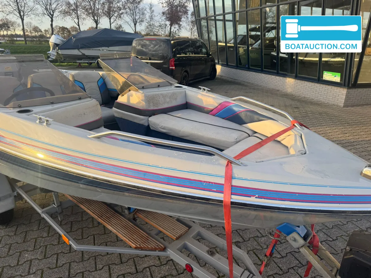 foto: 5 Bayliner Capri 1500