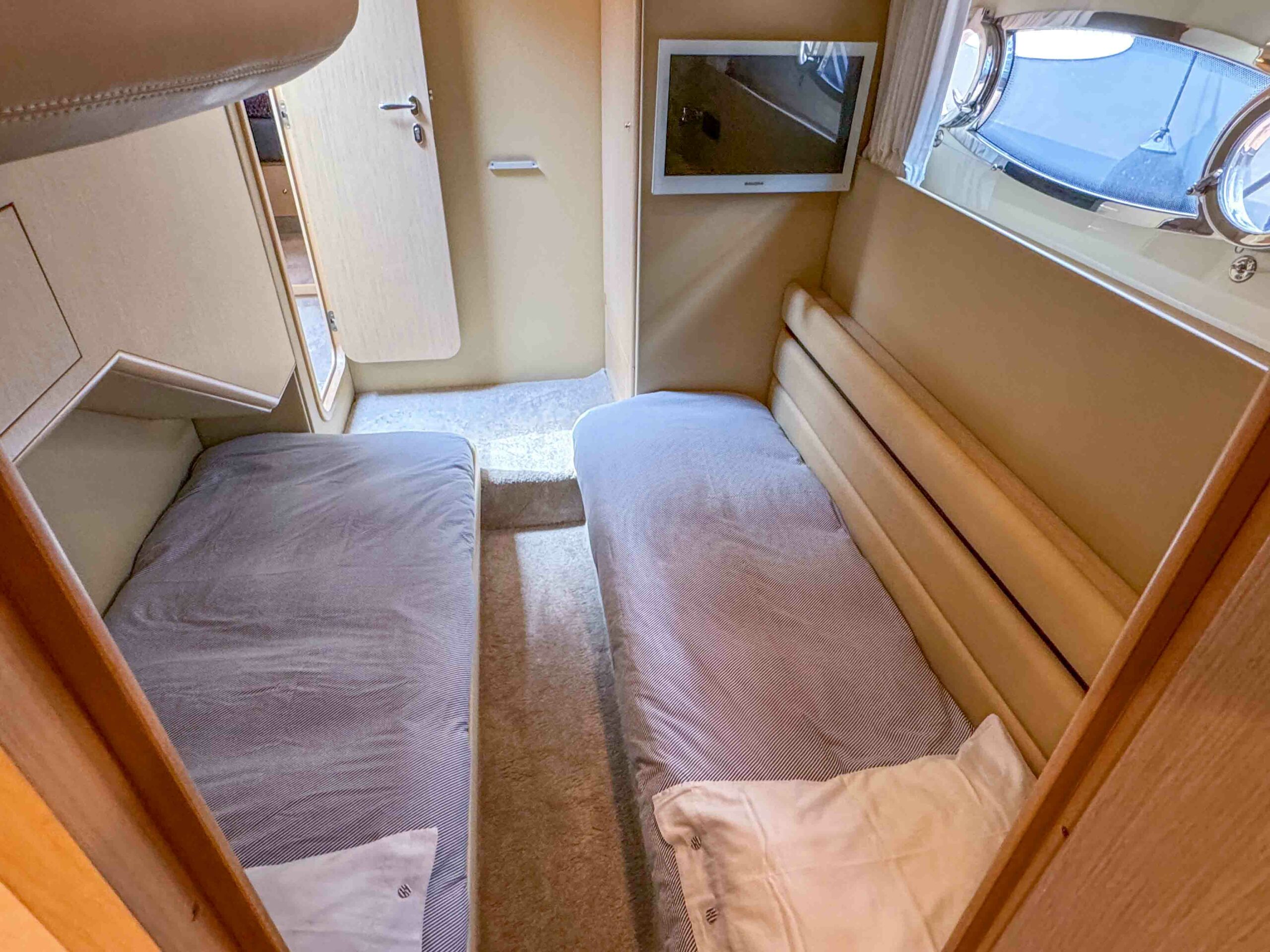 foto: 10 Ferretti Yachts 550