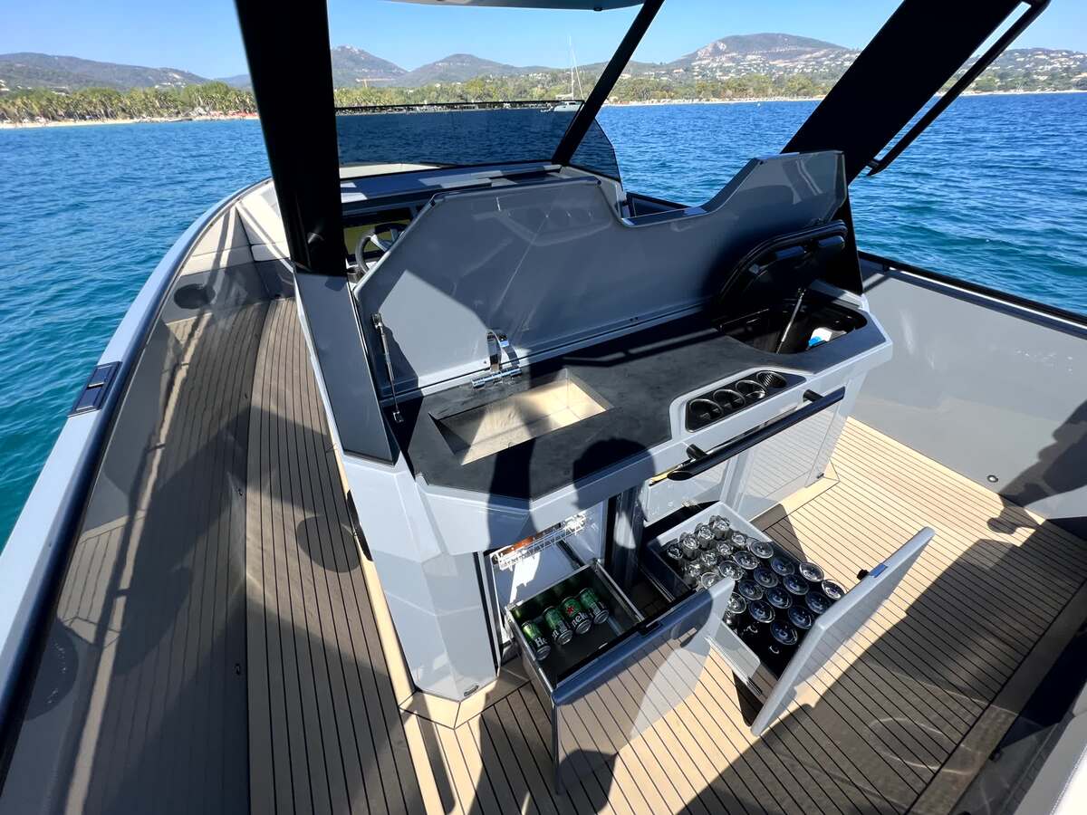 foto: 6 Vanquish  40 Sports Line