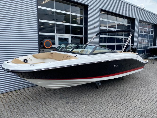 foto: 6 Sea Ray SPX 210 Outboard