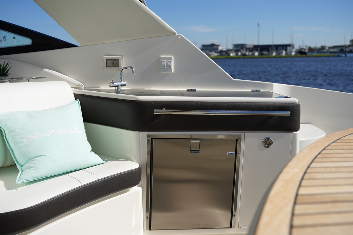 foto: 11 Sea Ray Sundancer 320