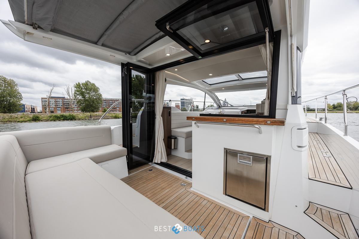foto: 11 Sealine C330