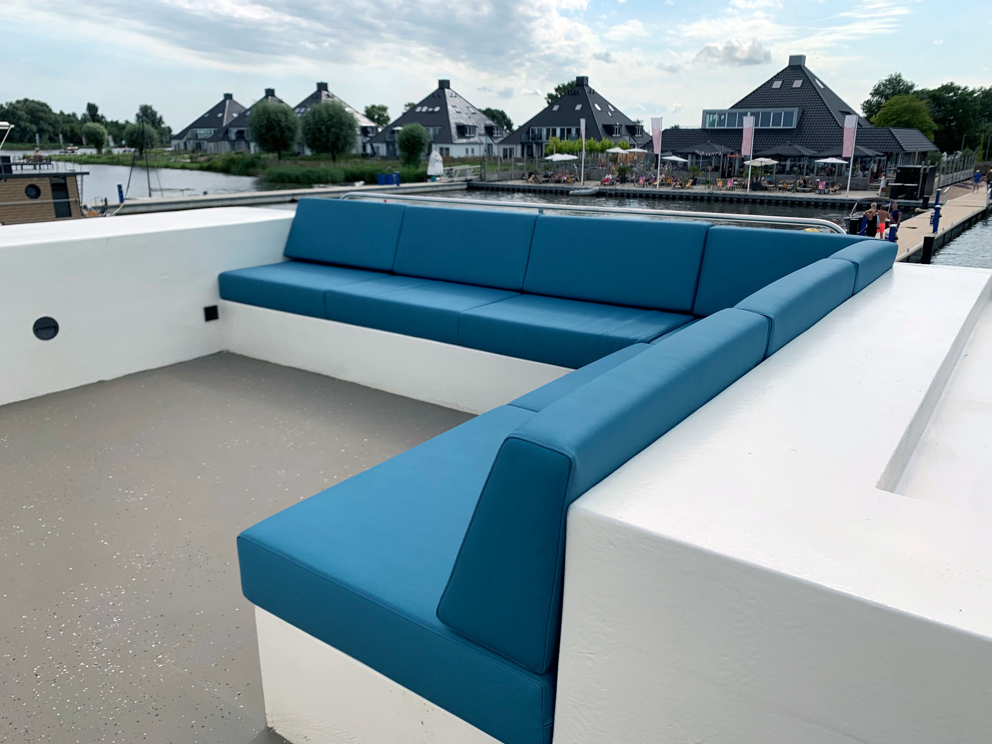 foto: 12 HOMESHIP VaarLoft Volledig Elektrische Houseboat