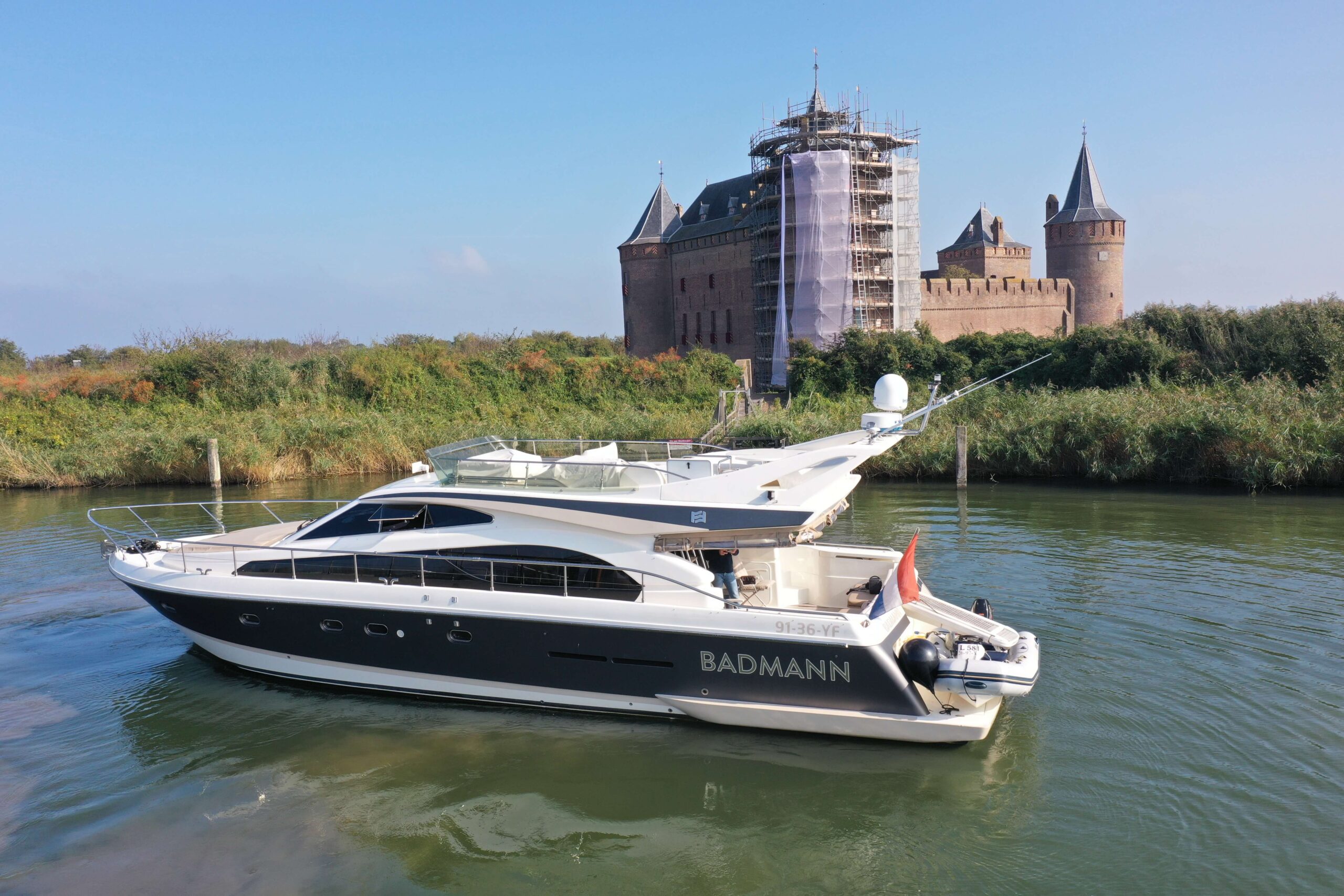 foto: 5 Ferretti Yachts 530