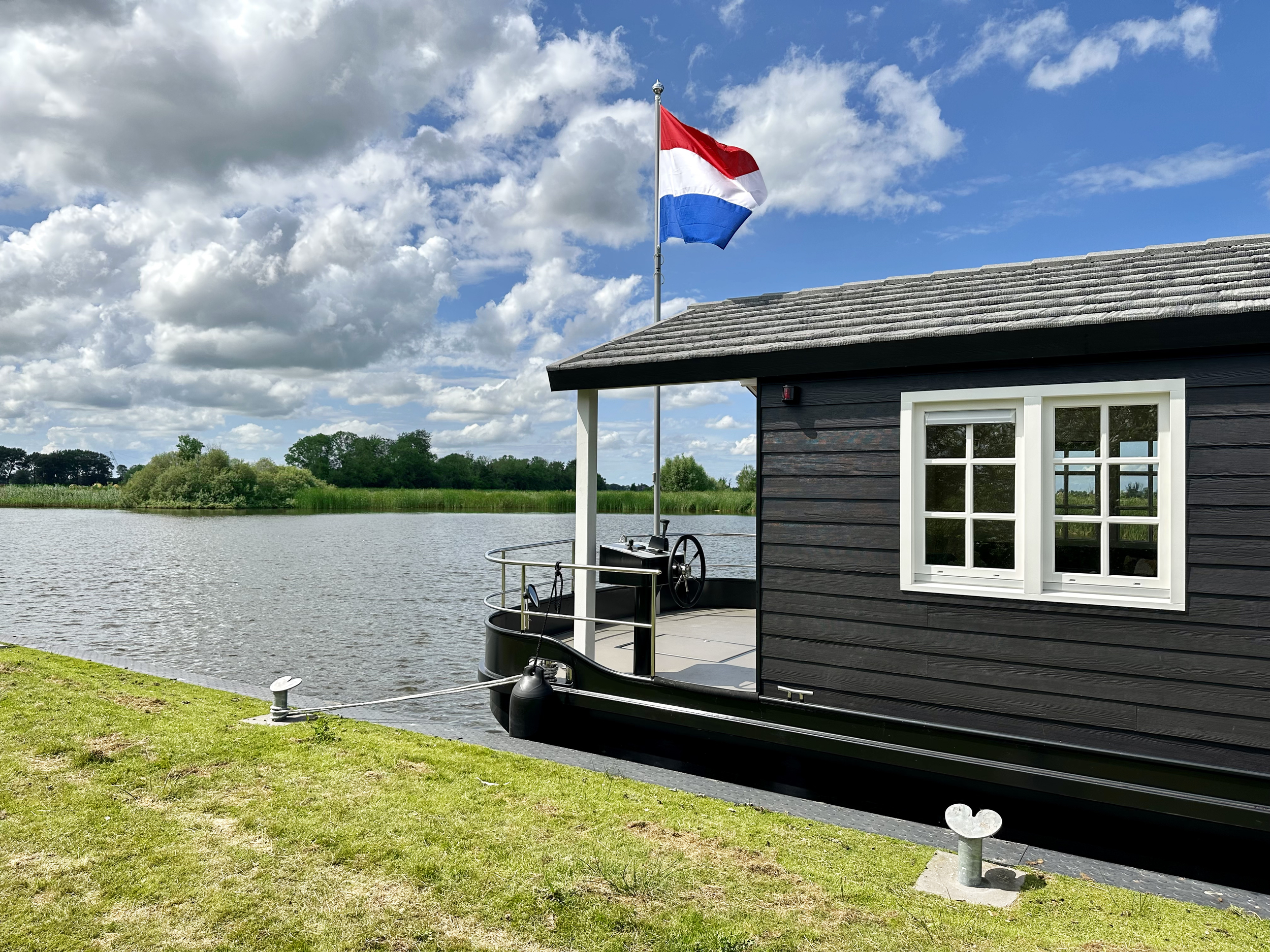 foto: 18 HOMESHIP VaarChalet 1250D Luxe Houseboat