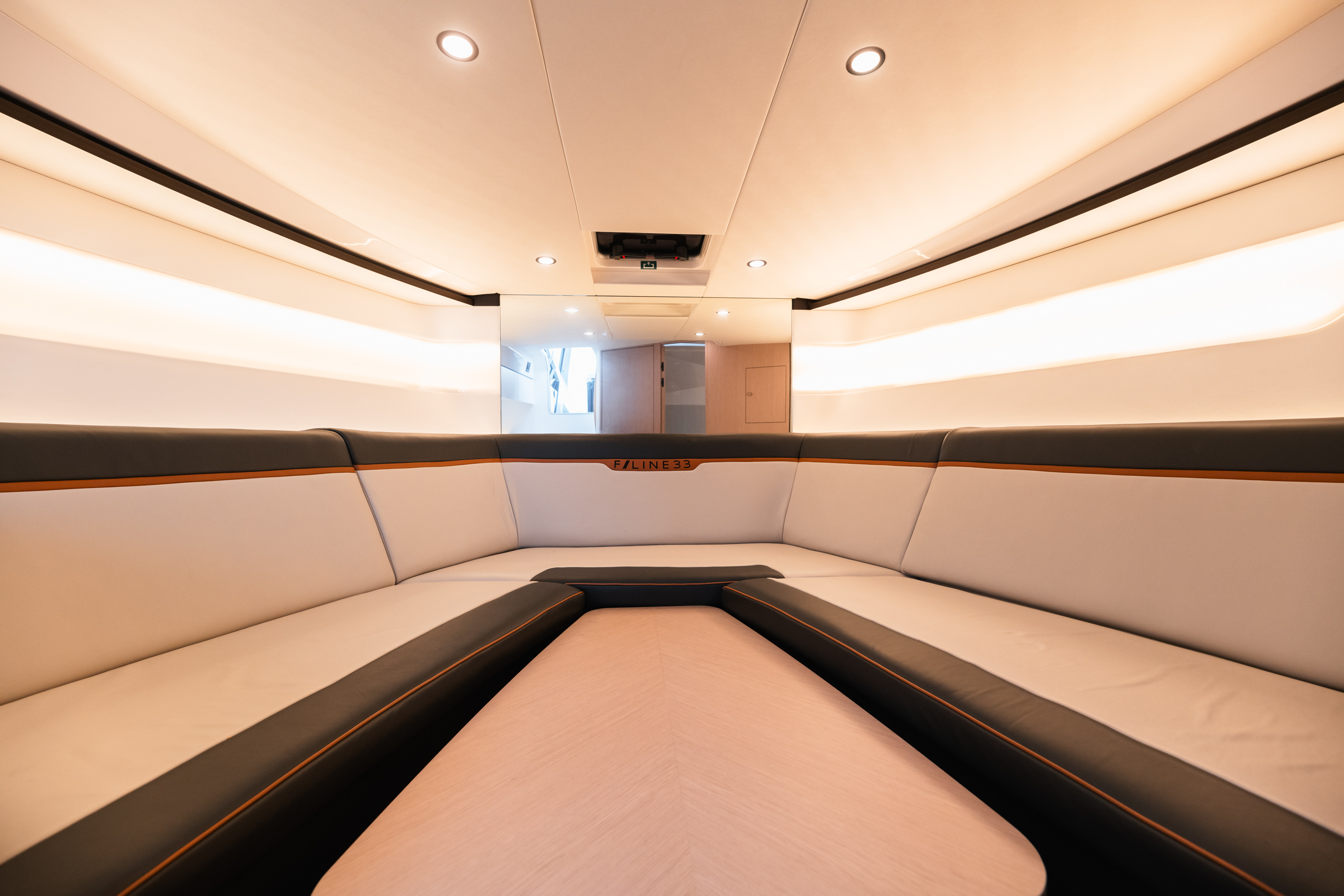 foto: 8 Fairline F Line 33