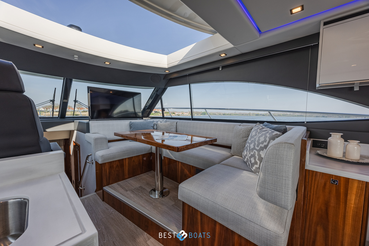 foto: 17 Riviera 4600 SPORT YACHT-PLATINUM EDITION