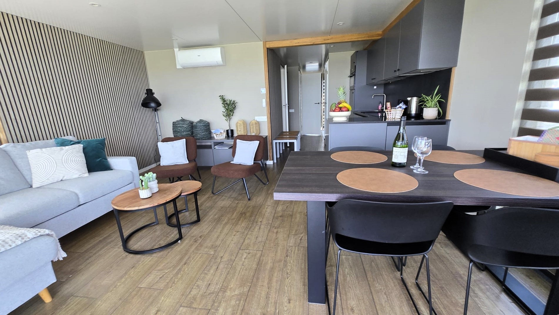 foto: 23 Koopligplaats Sneekermeer Met Apart Te Koop Houseboat 1460 X 500