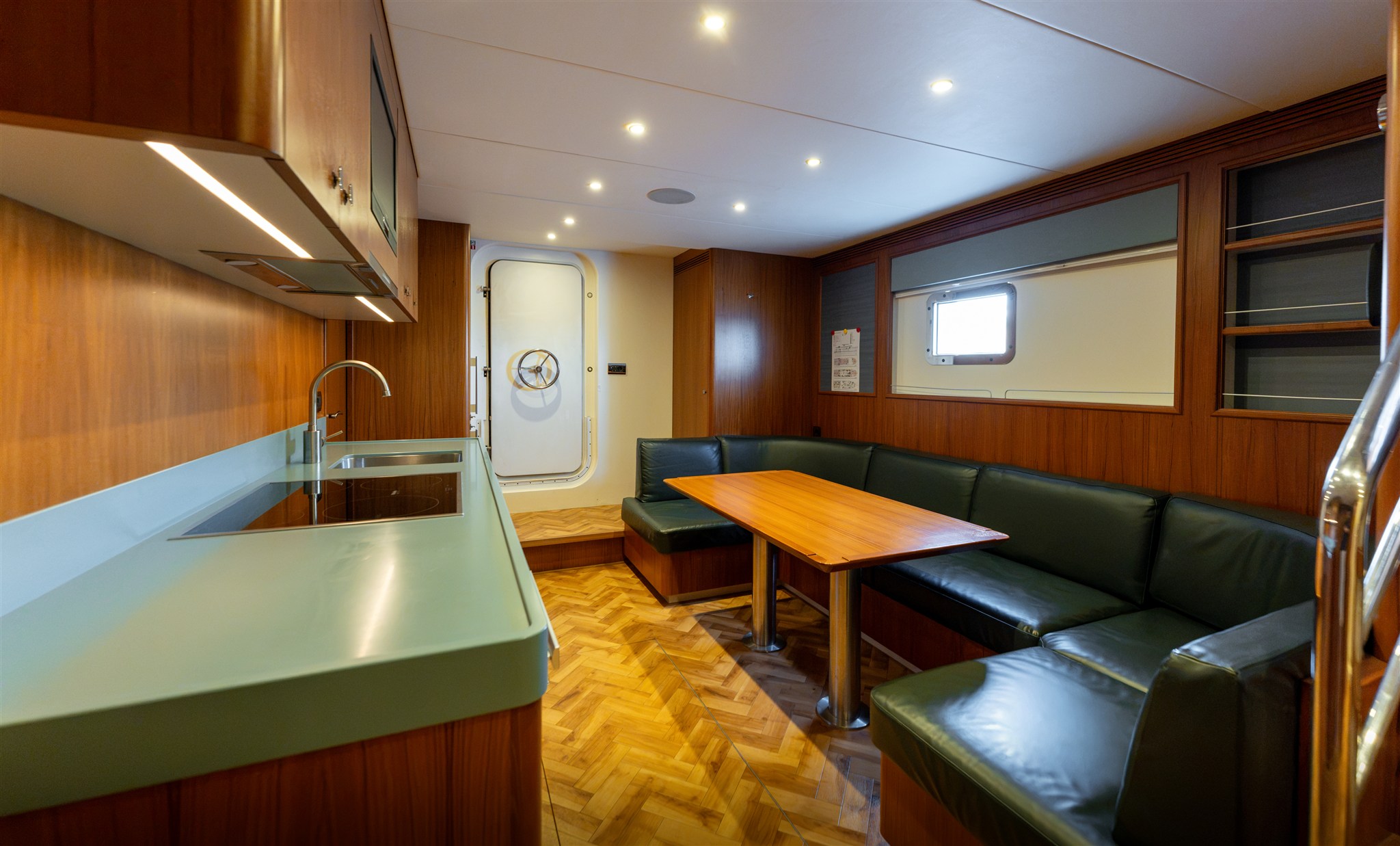 foto: 20 Van Der Valk Shipyard Custom Explorer
