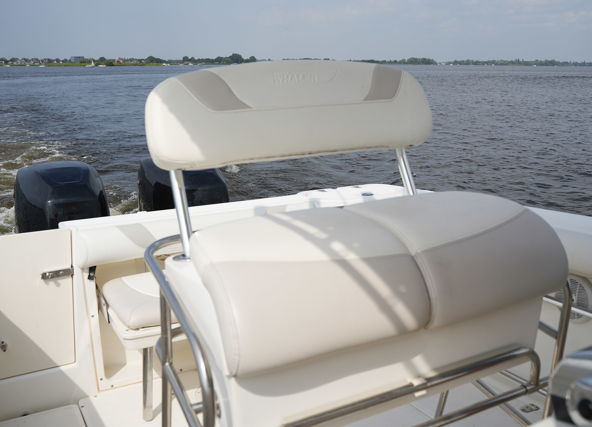 foto: 8 Boston Whaler 270 Outrage