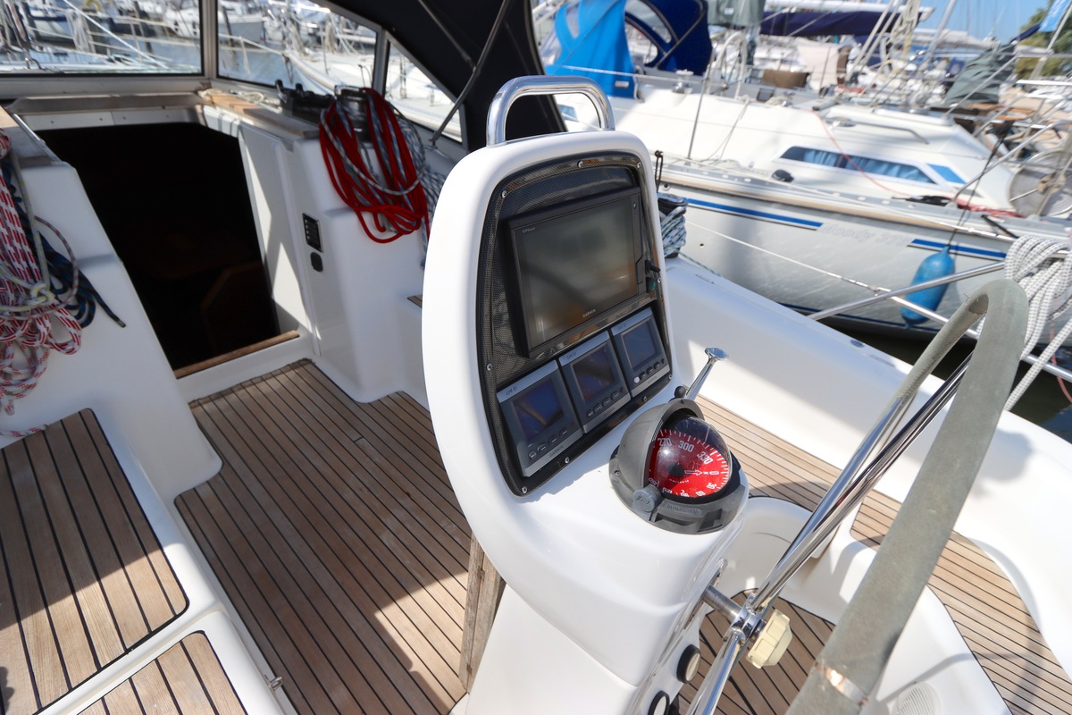foto: 10 Bavaria  38-3 Cruiser