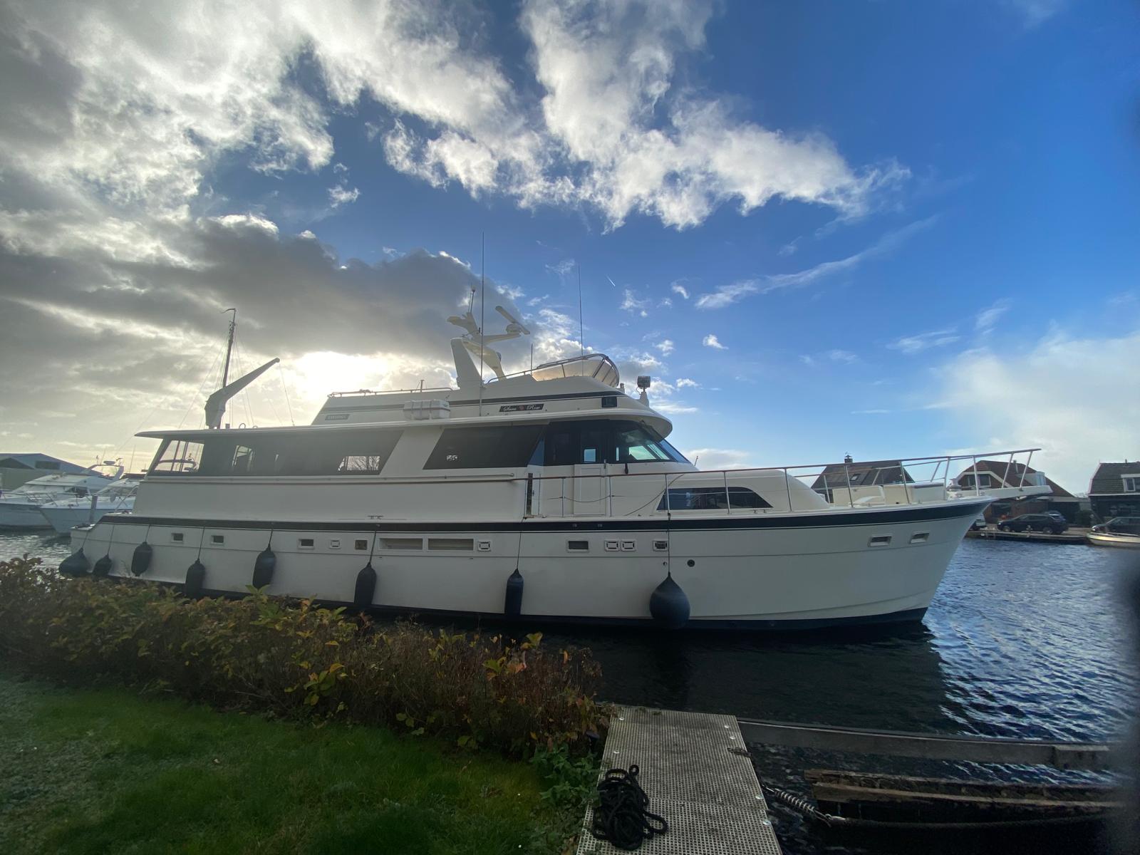 foto: 8 Hatteras 70 Fly ( Varend Woonschip )