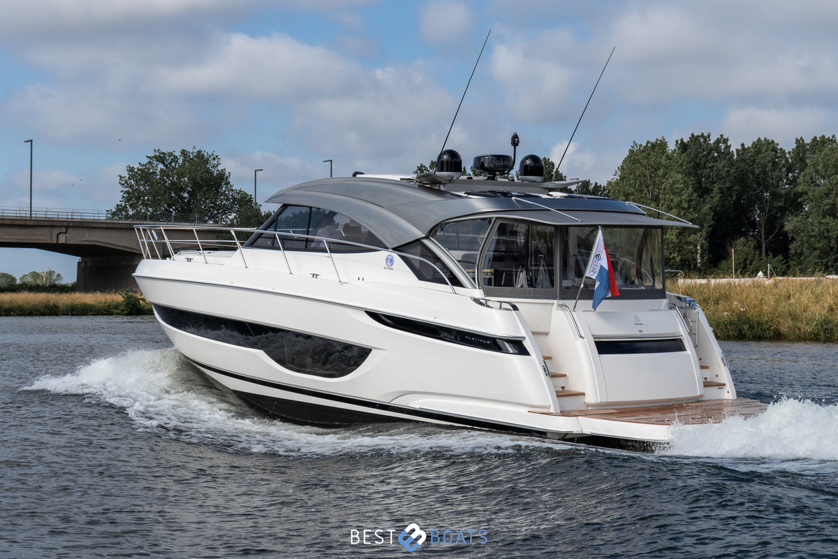 foto: 19 Riviera 4600 SPORT YACHT-PLATINUM EDITION