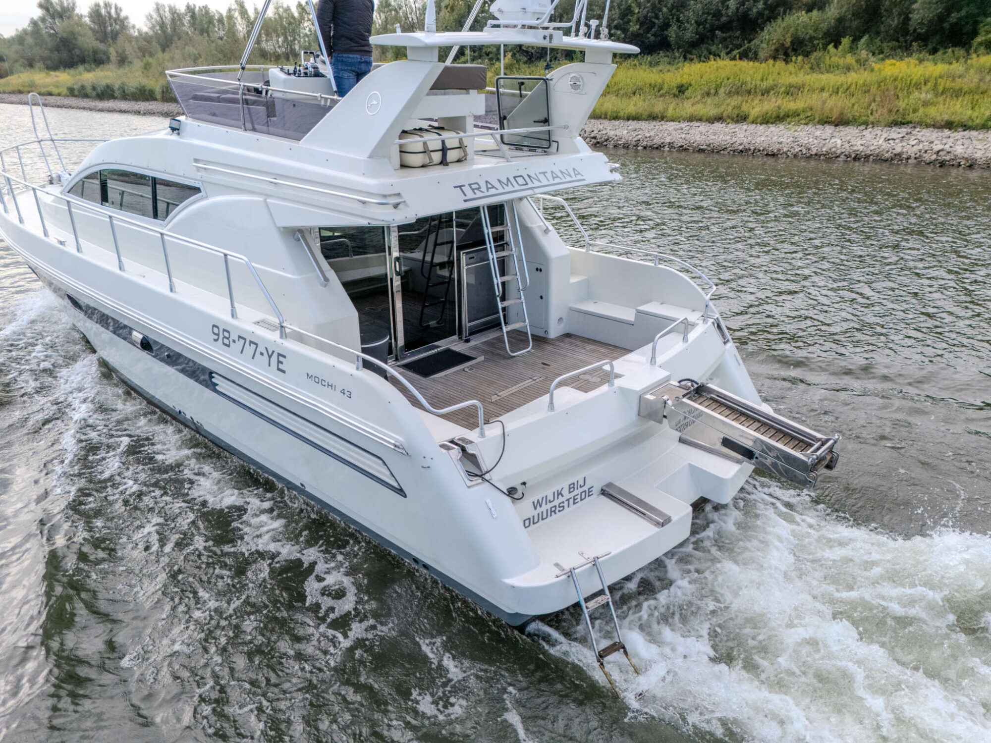 foto: 14 Mochi Craft Mochi Craft 43 Flybridge