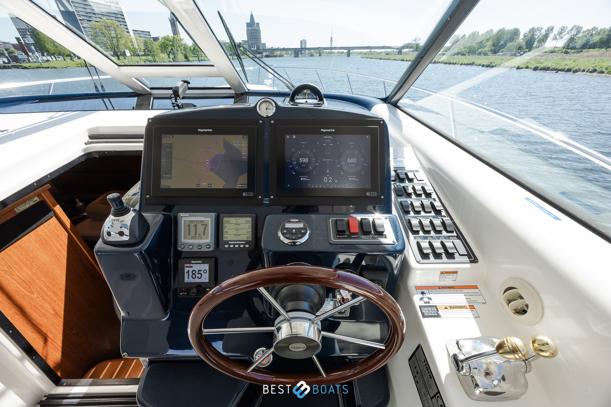 foto: 8 Tiara 4300 Sovran