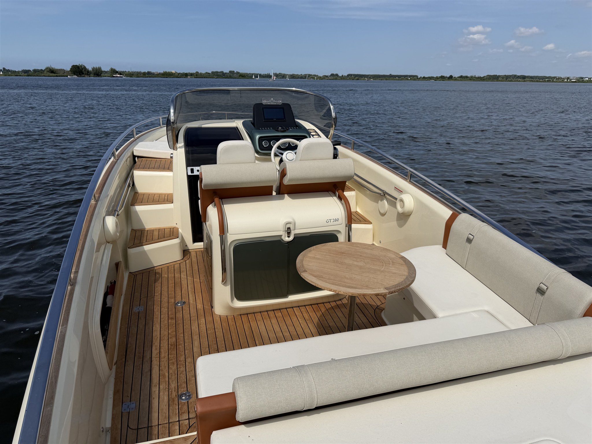 foto: 8 Invictus GT 280