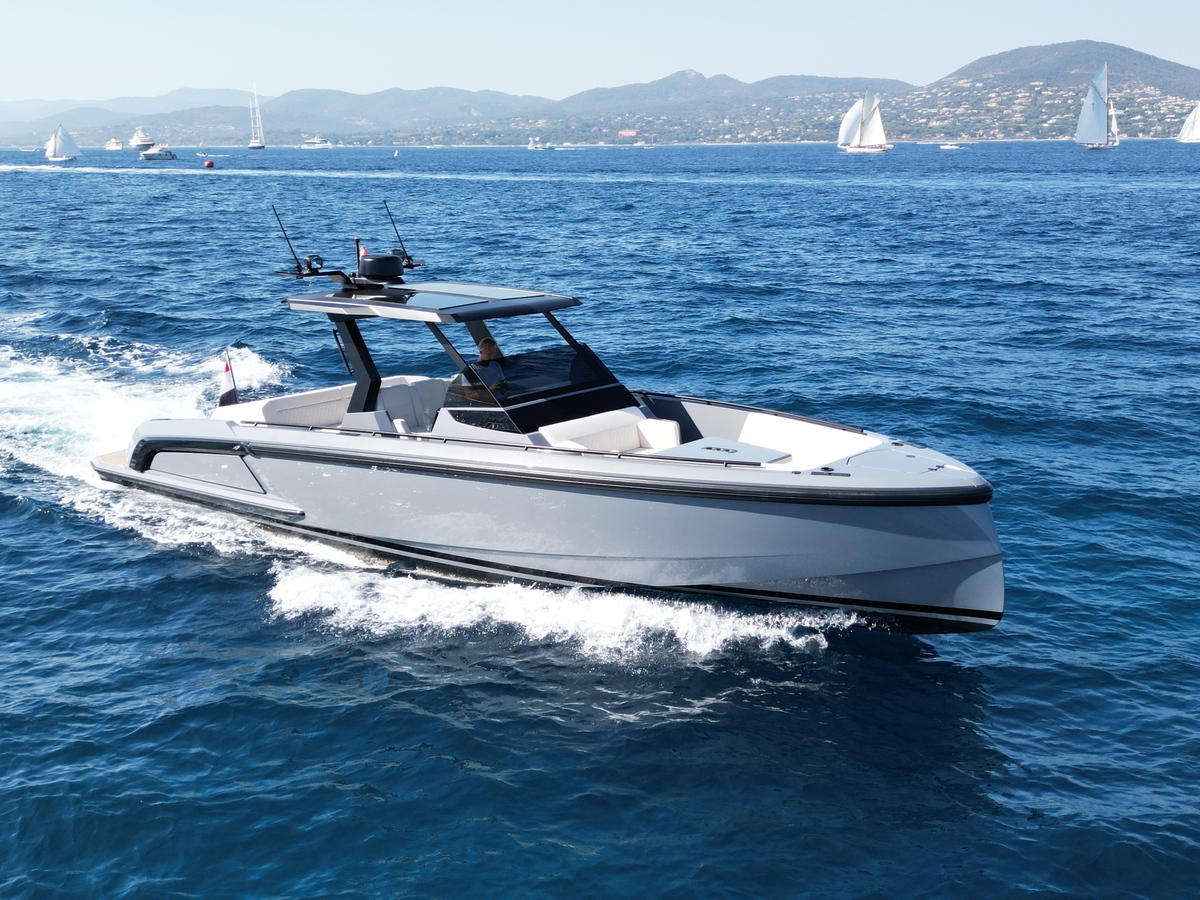 foto: 5 Vanquish  40 Sports Line