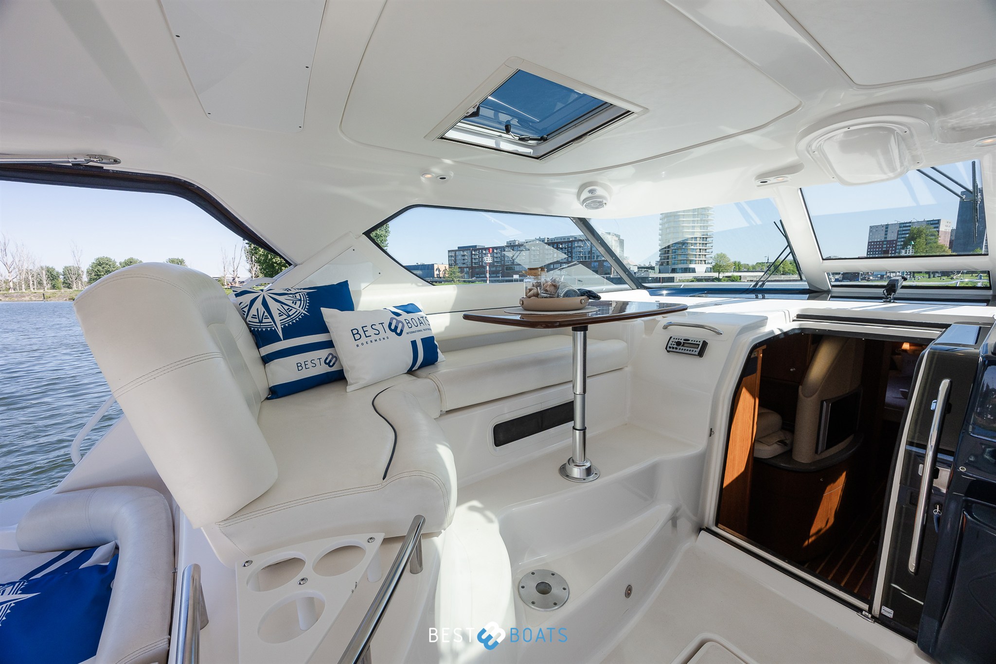 foto: 12 Tiara Yachts 4300 Sovran