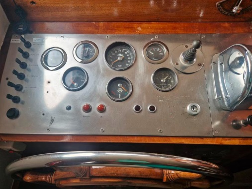 foto: 8  Curtevenne 830 Ak