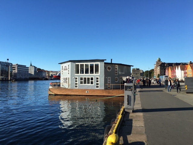 foto: 6 Grey Floating House Houseboat