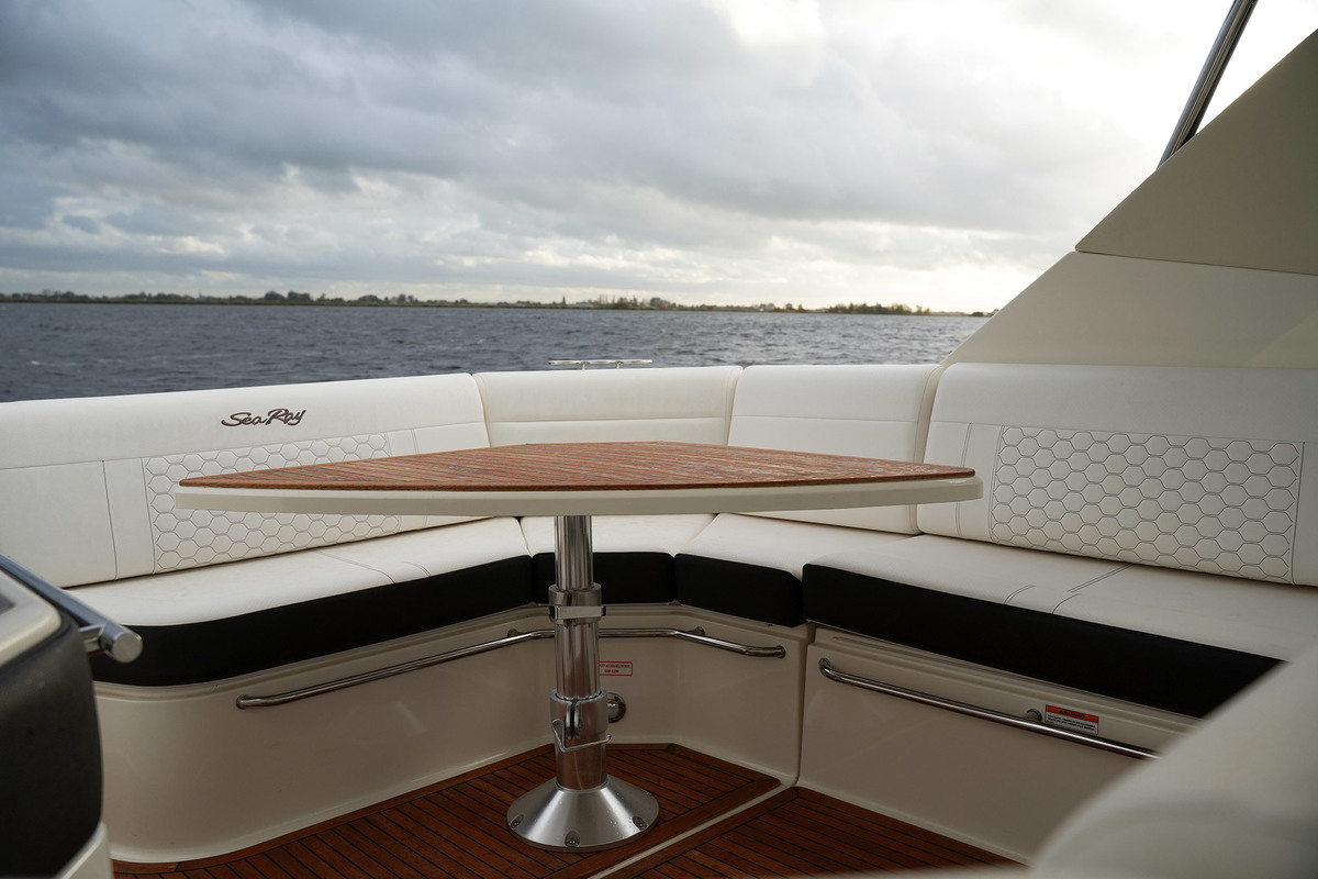 foto: 9 Sea Ray Sundancer 320