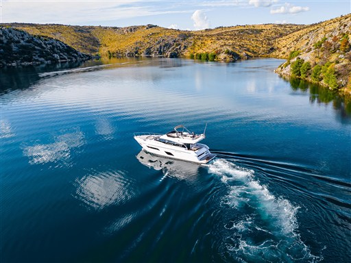 foto: 6 Ferretti Yachts 550