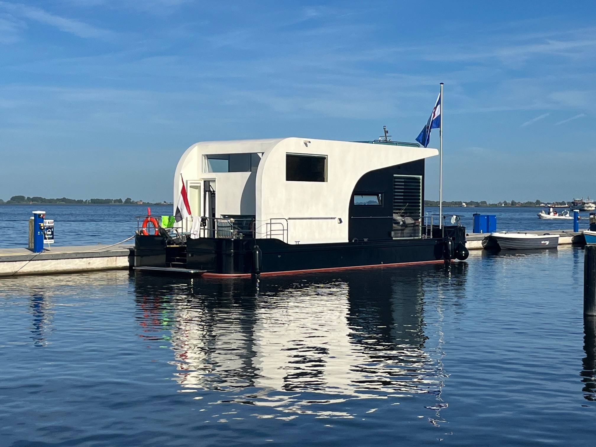 foto: 13 HOMESHIP VaarLoft Volledig Elektrische Houseboat