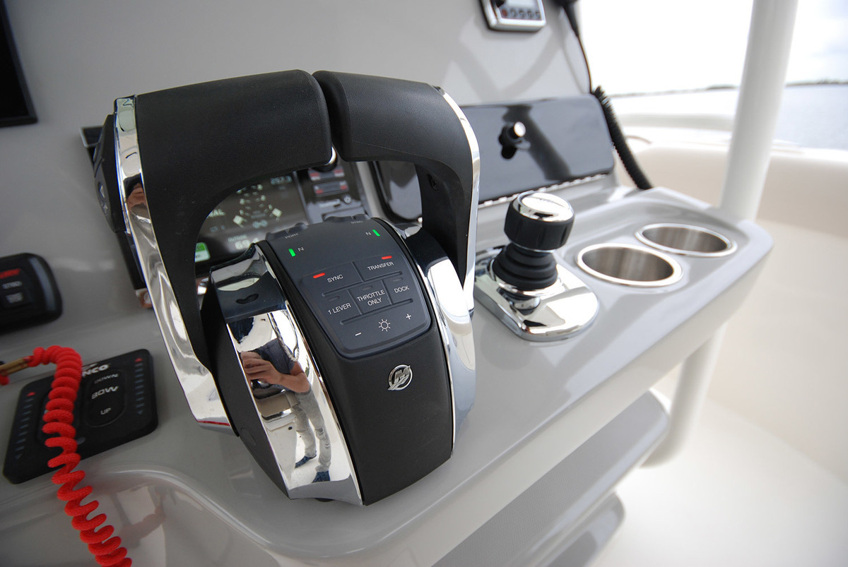 foto: 9 Boston Whaler 330 Outrage