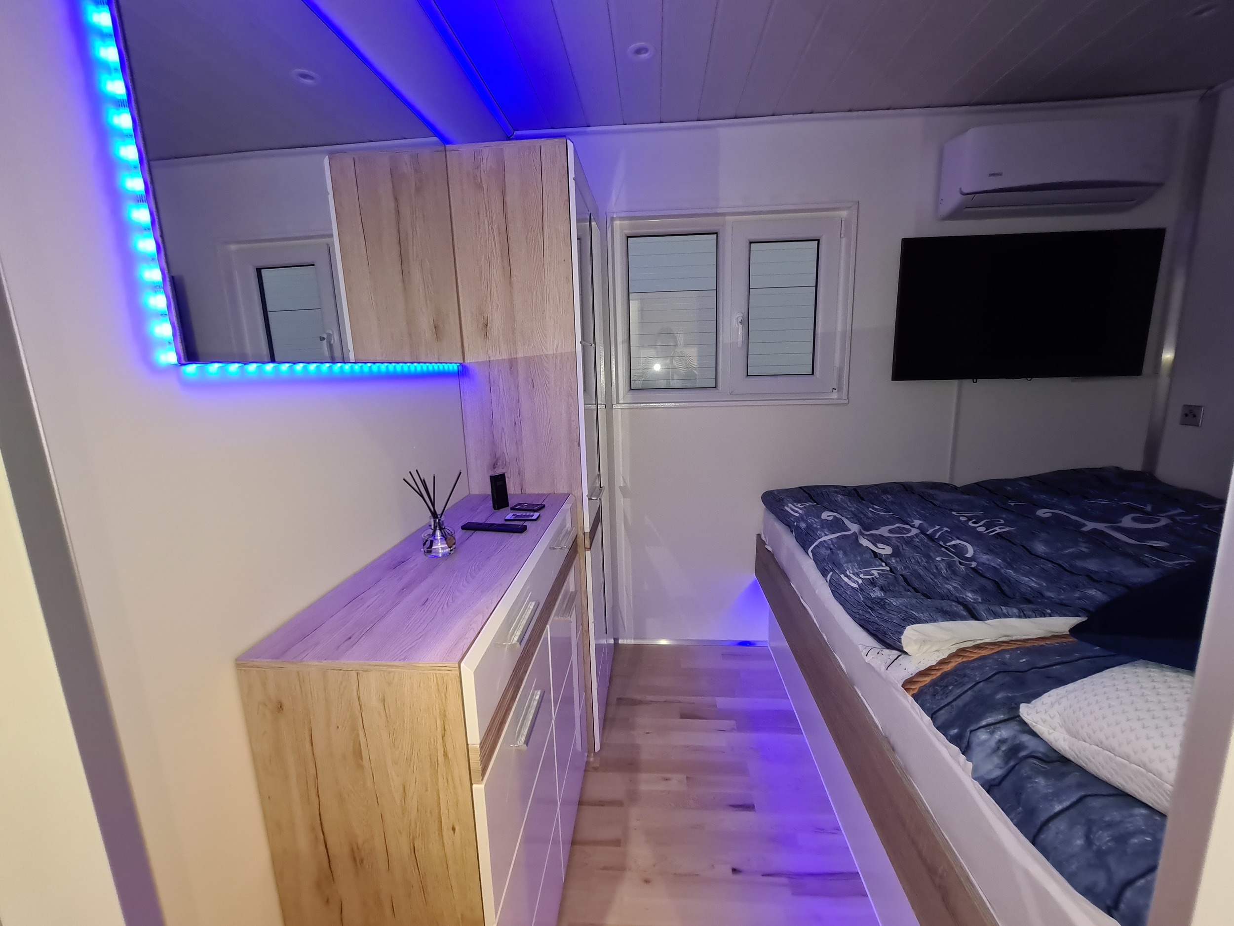 foto: 13 Houseboat LST Sneek 49