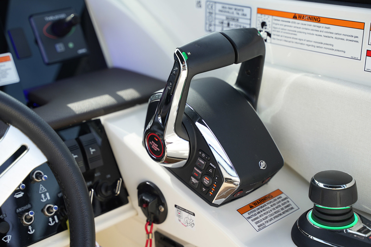 foto: 15 Sea Ray SDX 290 Outboard