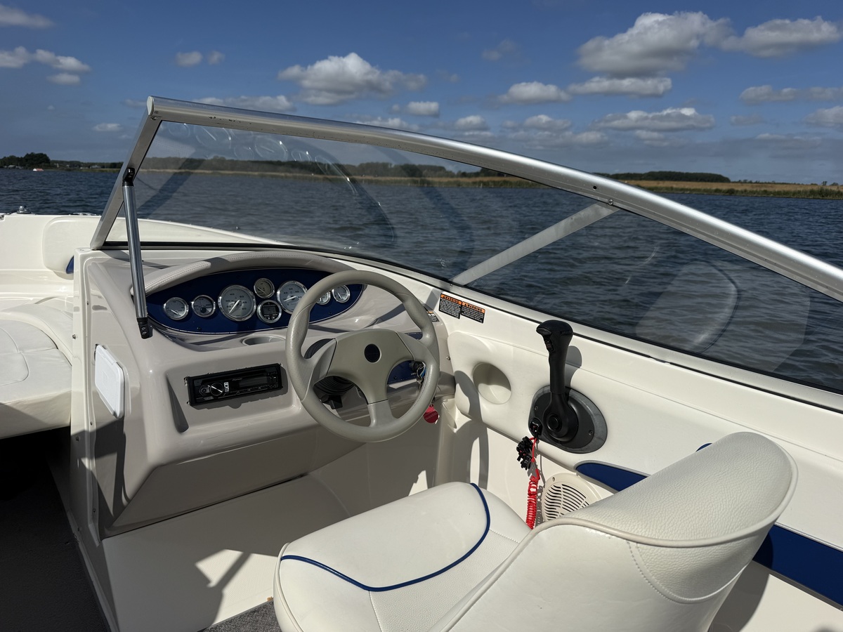 foto: 11 Bayliner 219 SD
