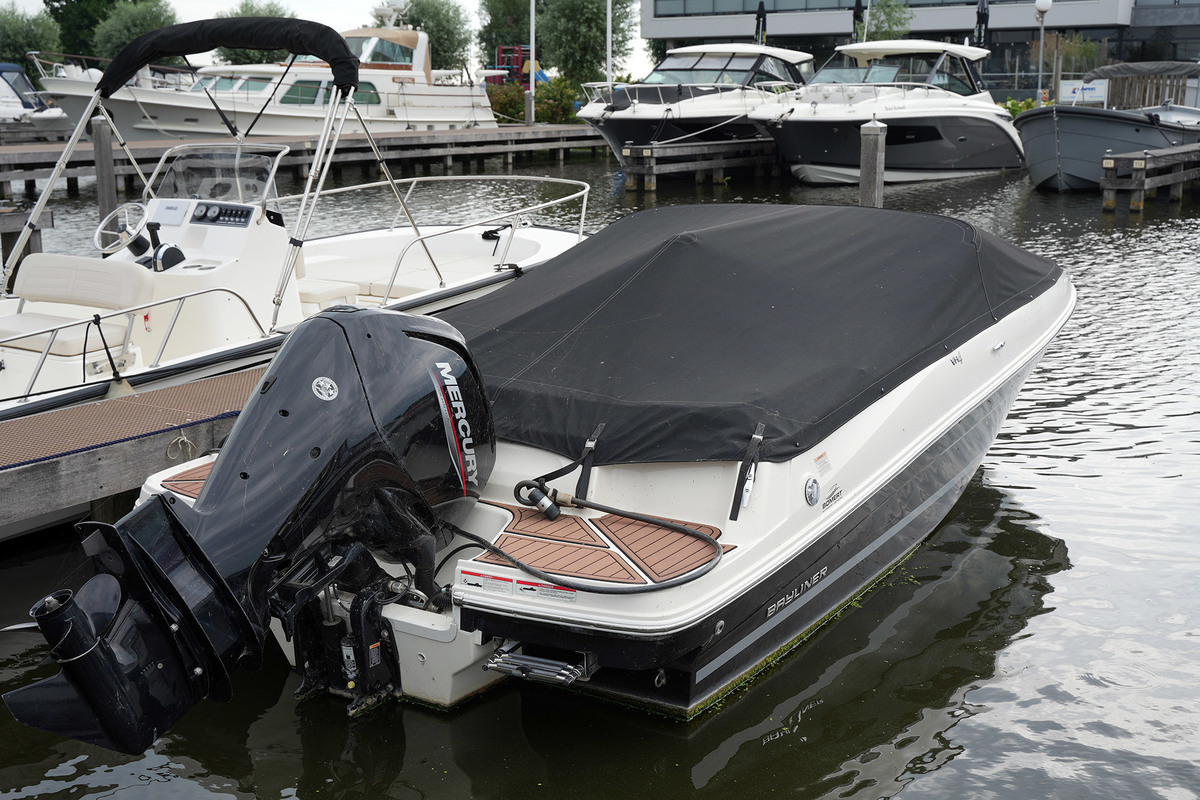 foto: 10 Bayliner VR4
