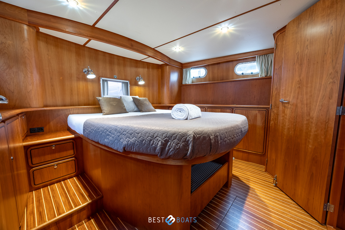 foto: 11 Linssen  Grand Sturdy 430 AC MKII Diamond