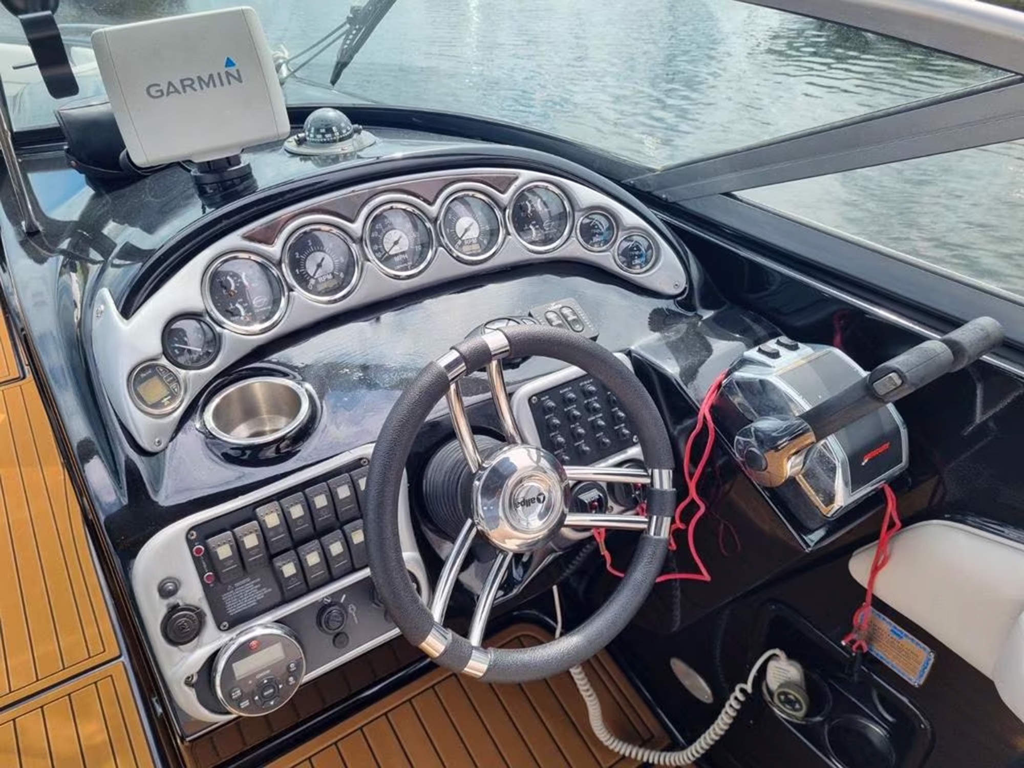 foto: 6 Crownline 320 bowrider black