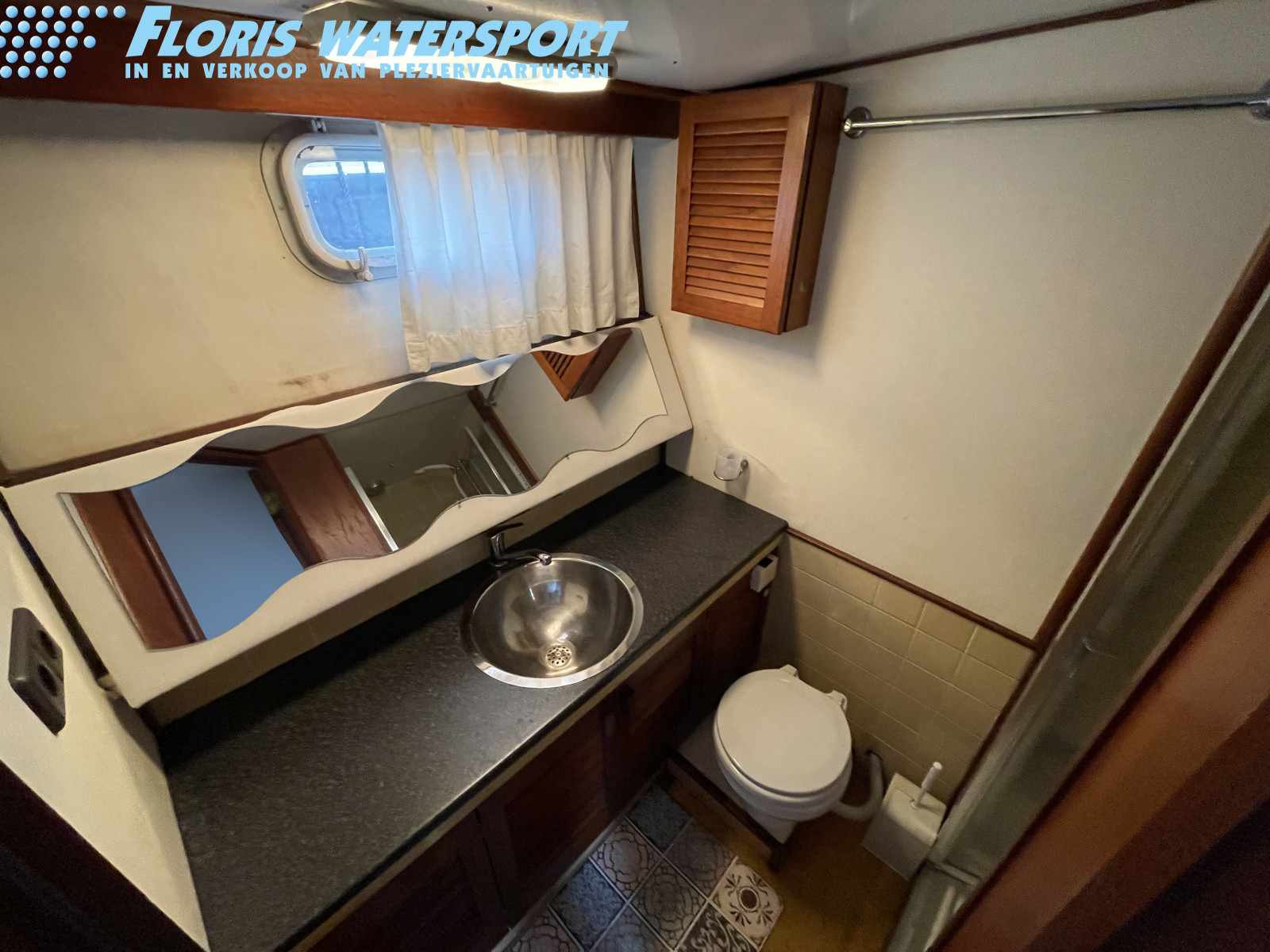 foto: 5 Trojan  44 Pilothouse