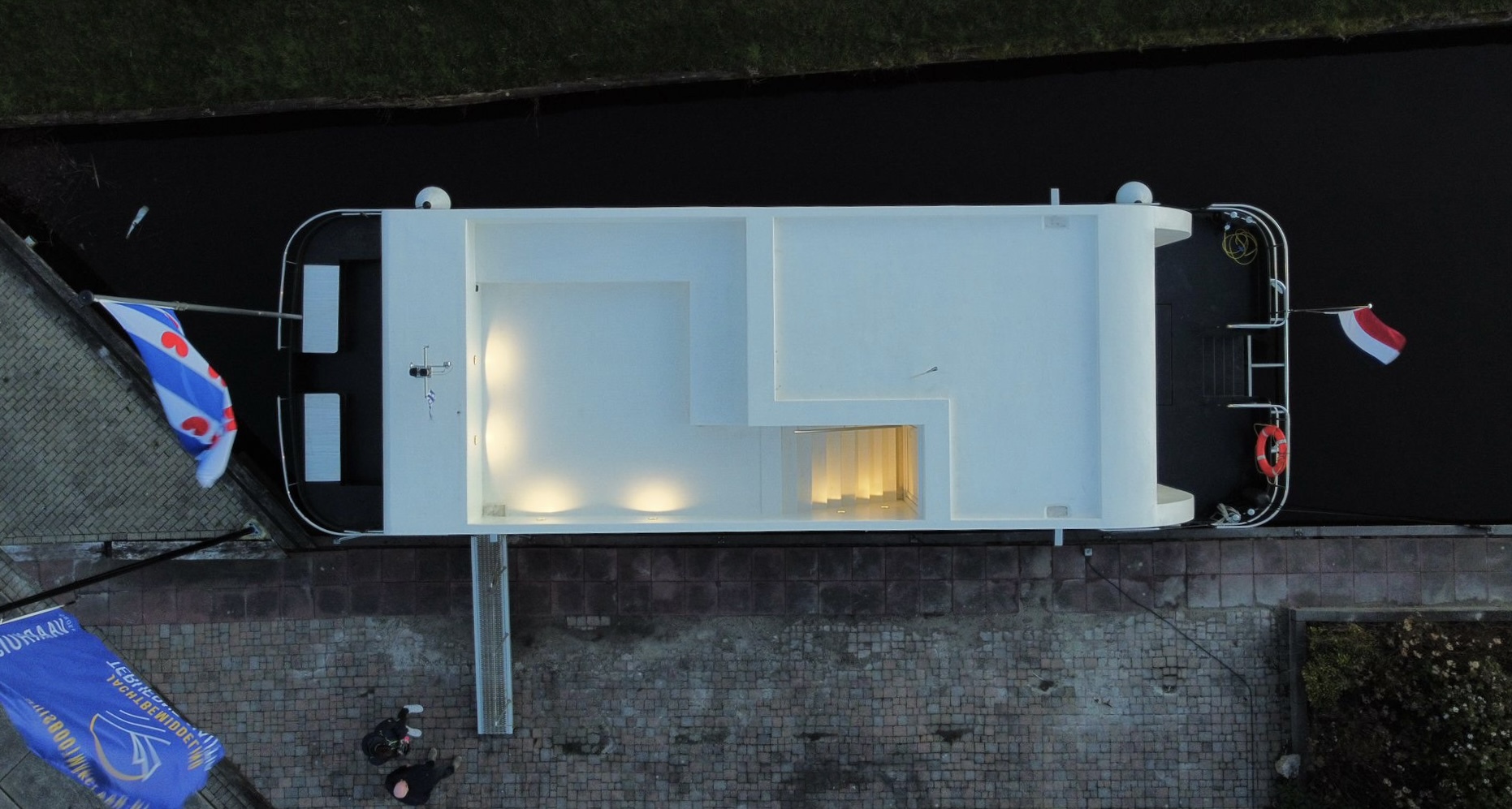 foto: 12 HOMESHIP VaarLoft Volledig Elektrische Houseboat