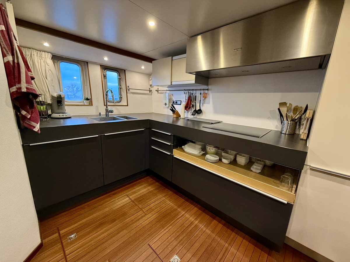 foto: 10 Ex-Patrouille Vaartuig Varend Woonschip