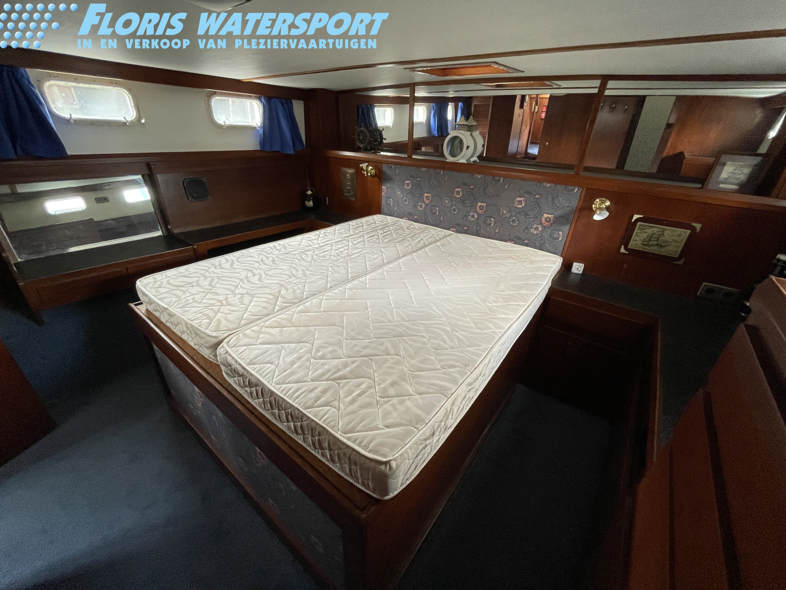 foto: 6 Trojan  44 Pilothouse