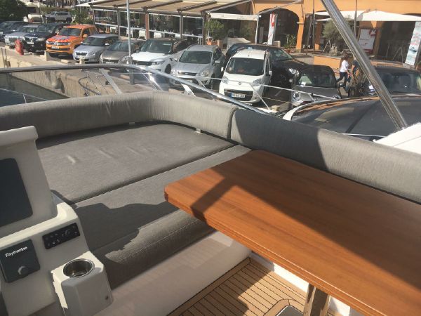 foto: 8 Azimut 50 Fly