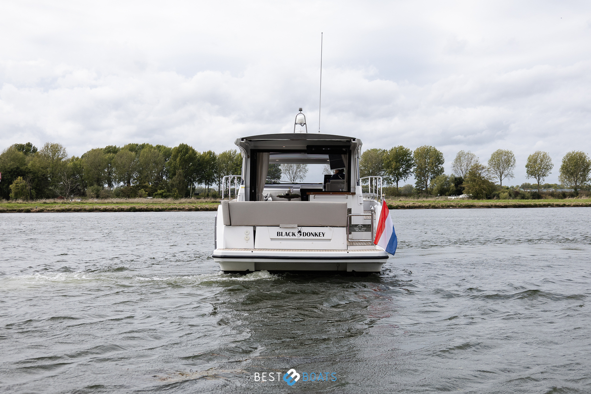foto: 12 Sealine C330