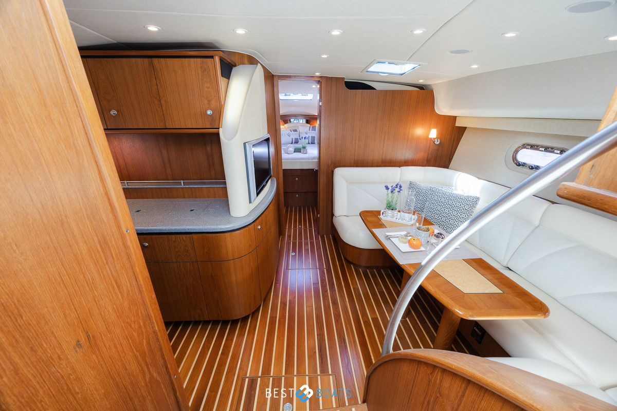 foto: 9 Tiara 4300 Sovran