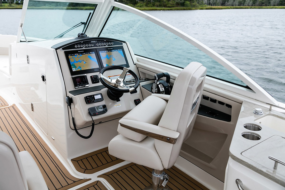 foto: 8 Boston Whaler 320 Vantage