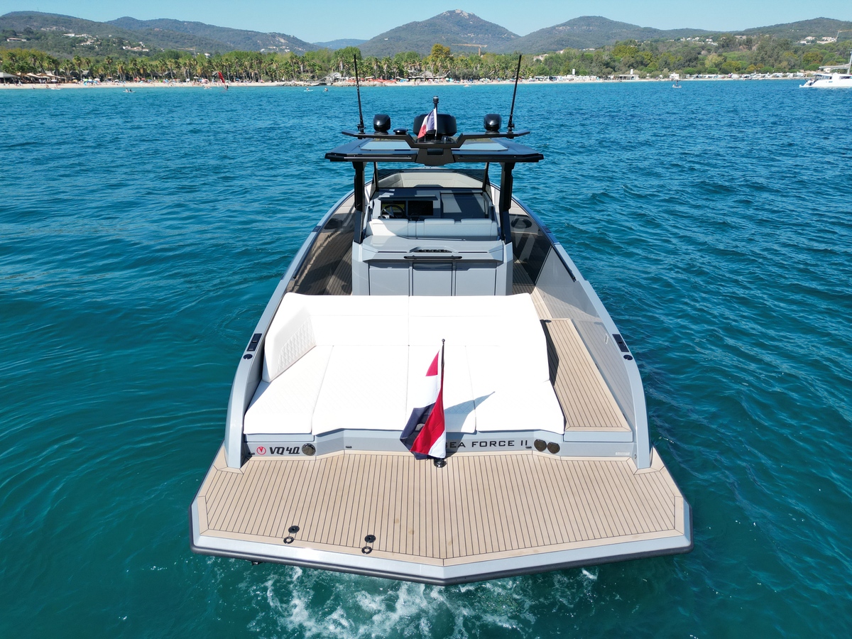 foto: 6 Vanquish  40 Sports Line