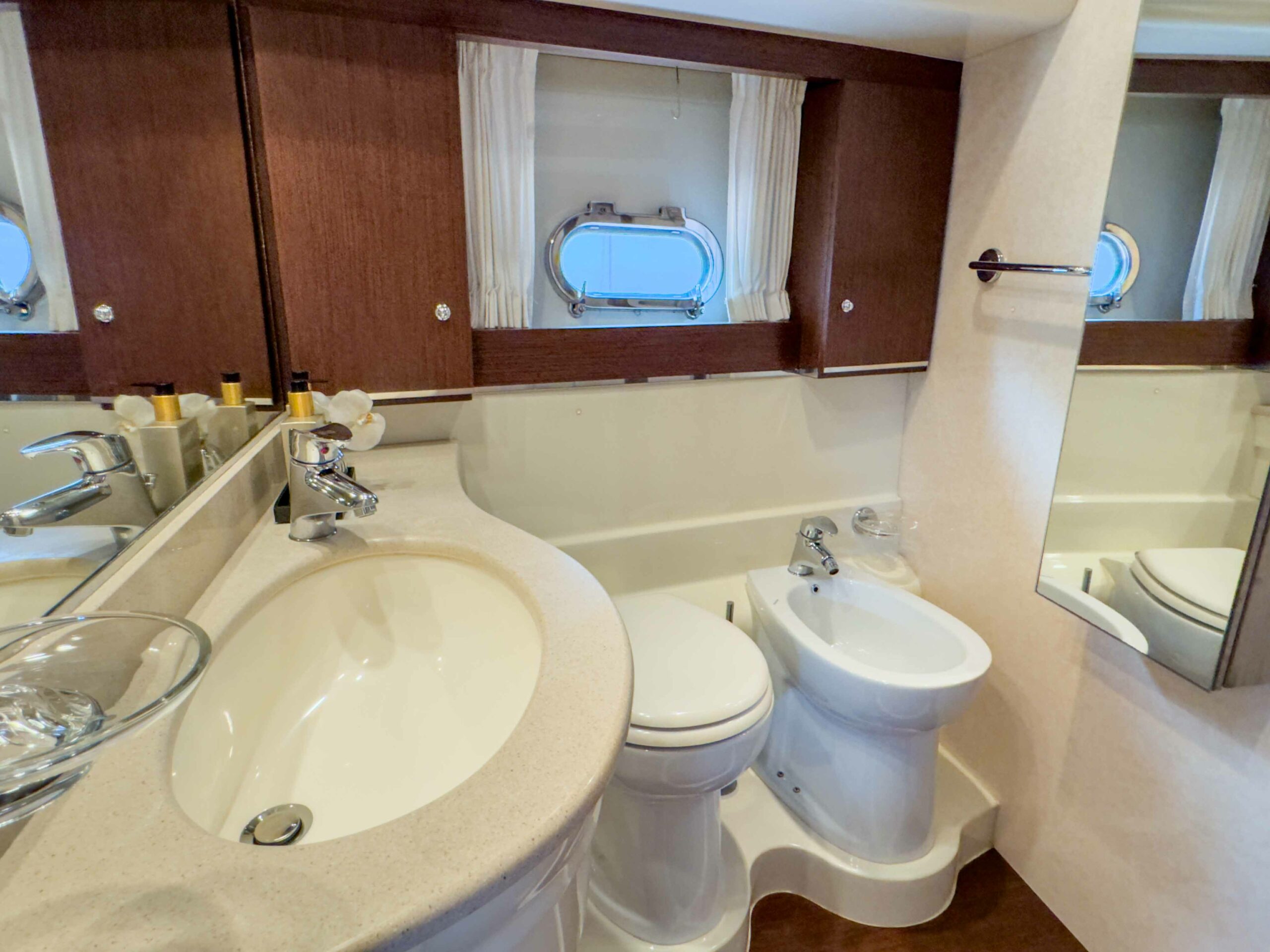 foto: 14 Ferretti Yachts 550