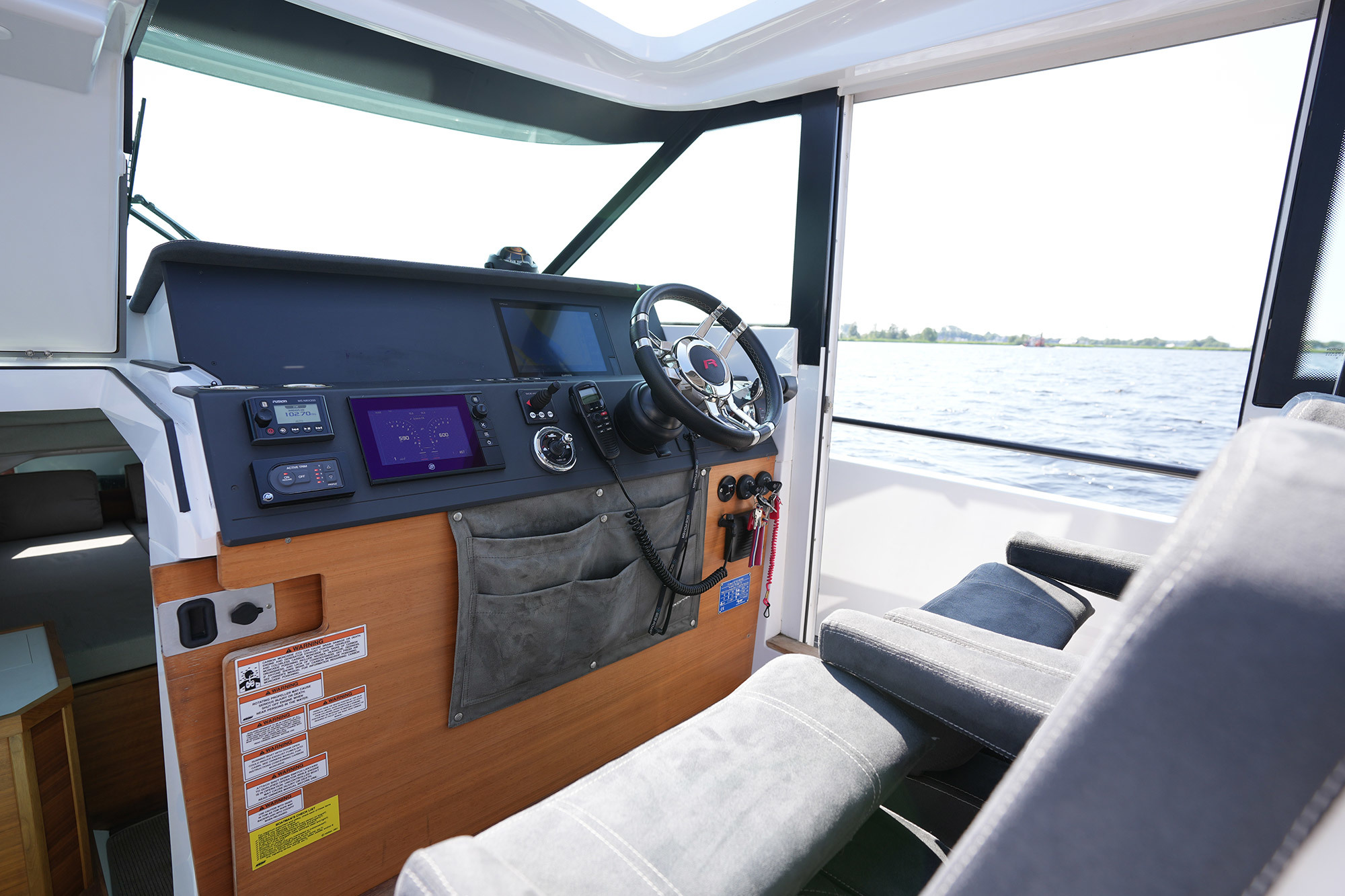 foto: 14 Axopar 37 Sports Cabin Version R