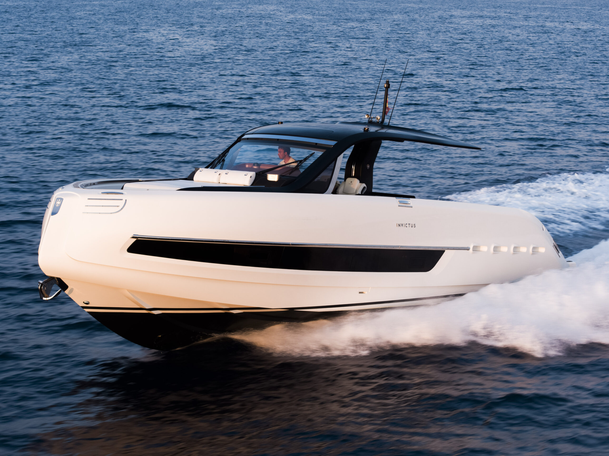 foto: 17 Invictus TT460
