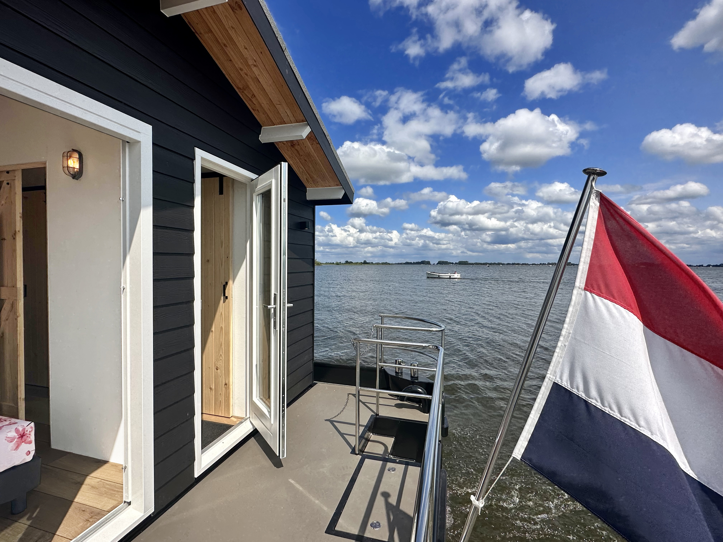 foto: 25 HOMESHIP VaarChalet 1250D Luxe Houseboat