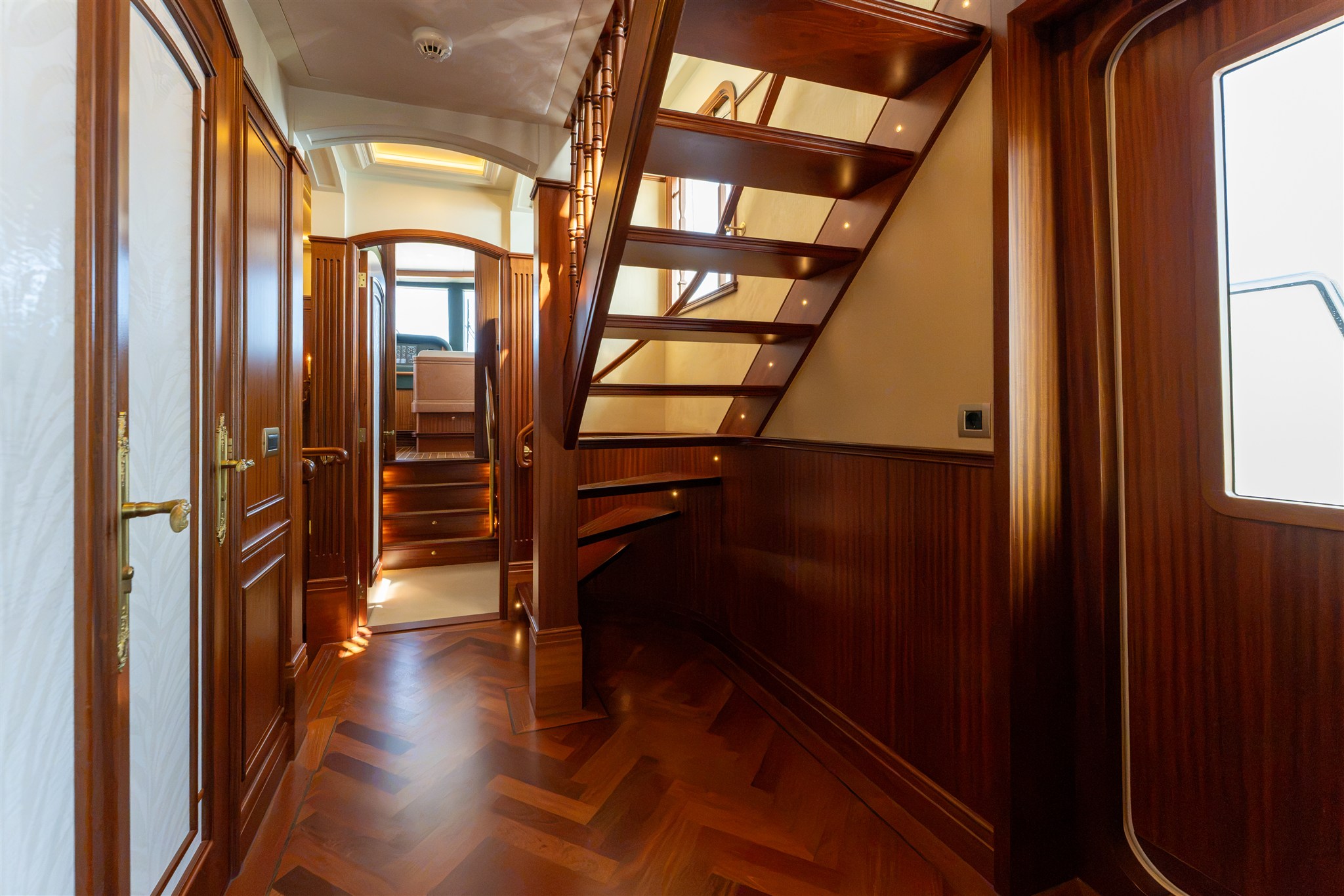 foto: 23 Van Der Valk Shipyard Custom Explorer