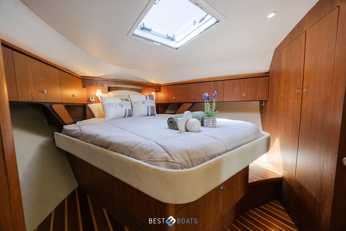 foto: 10 Tiara 4300 Sovran