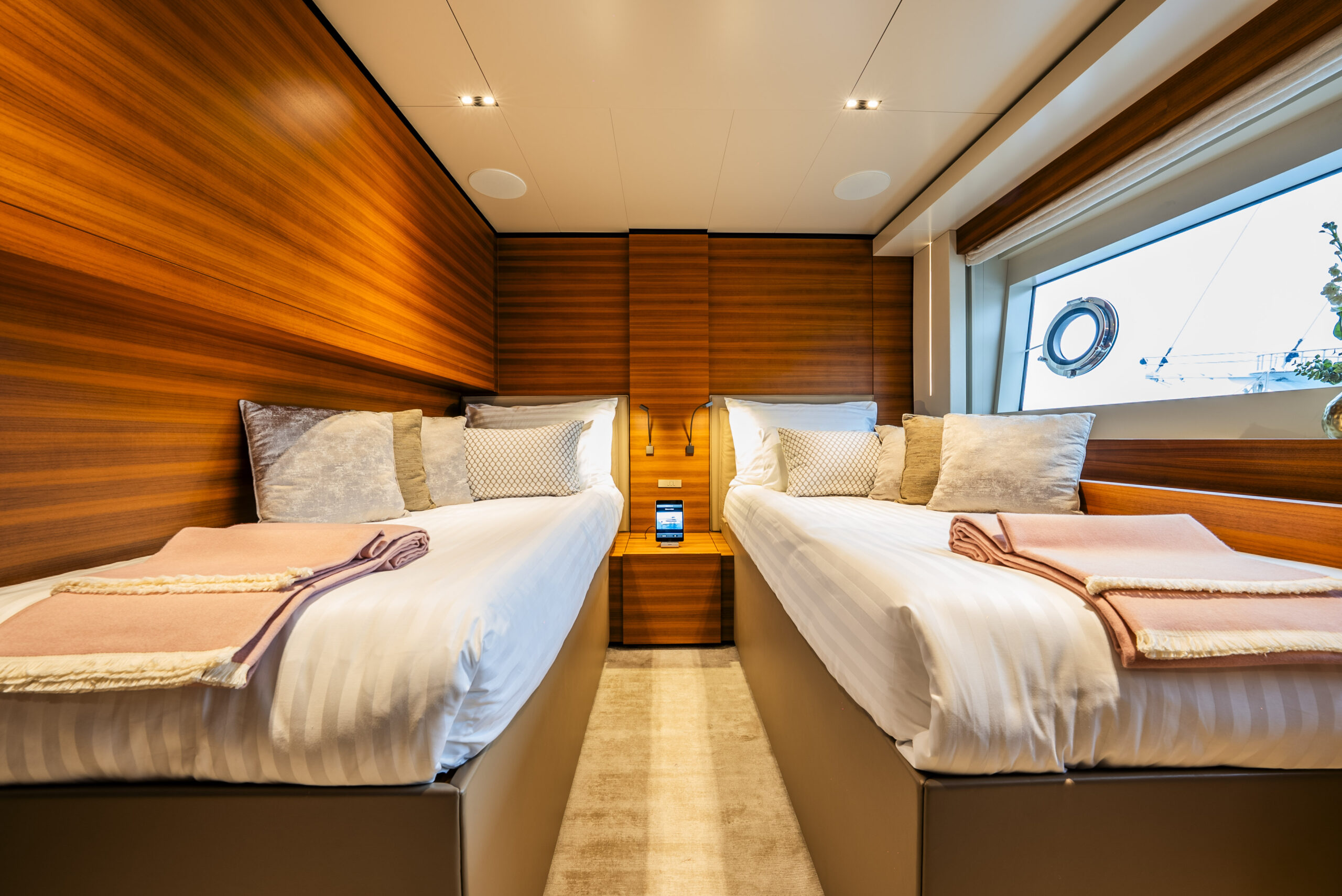 foto: 26 Custom Line Navetta 33
